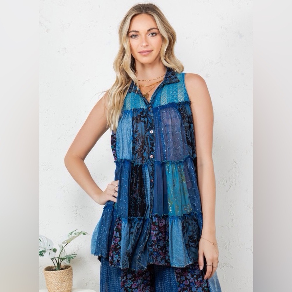 YOUNG THREADS NWT Top Blue Floral Sleeveless Medium